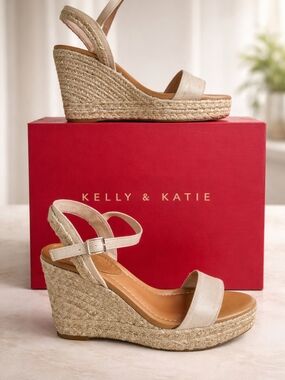 EUC Kelly & Katie Beige Espadrille Wedge Sandals